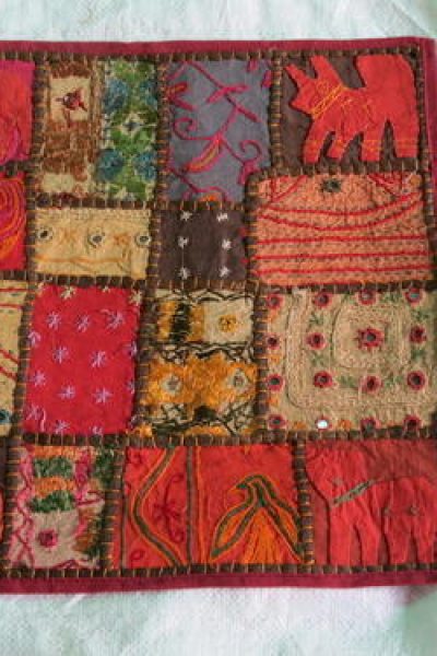 suti-handwork-cushion-500x500